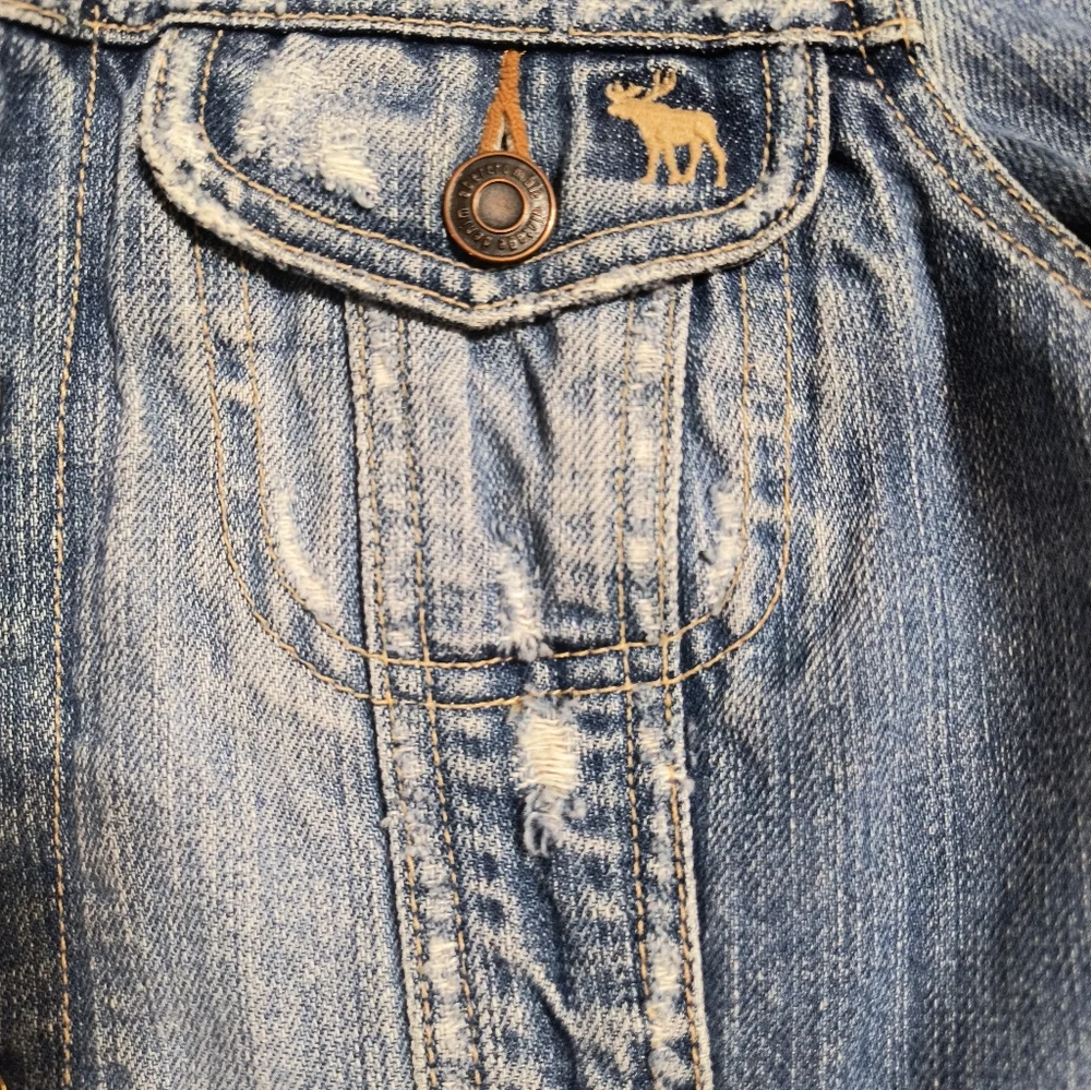 Abercrombie Vintage distressed blue jean denim jacket, size junior large - Picture 4 of 10